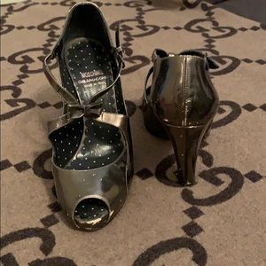 Moschino peep toe with bows